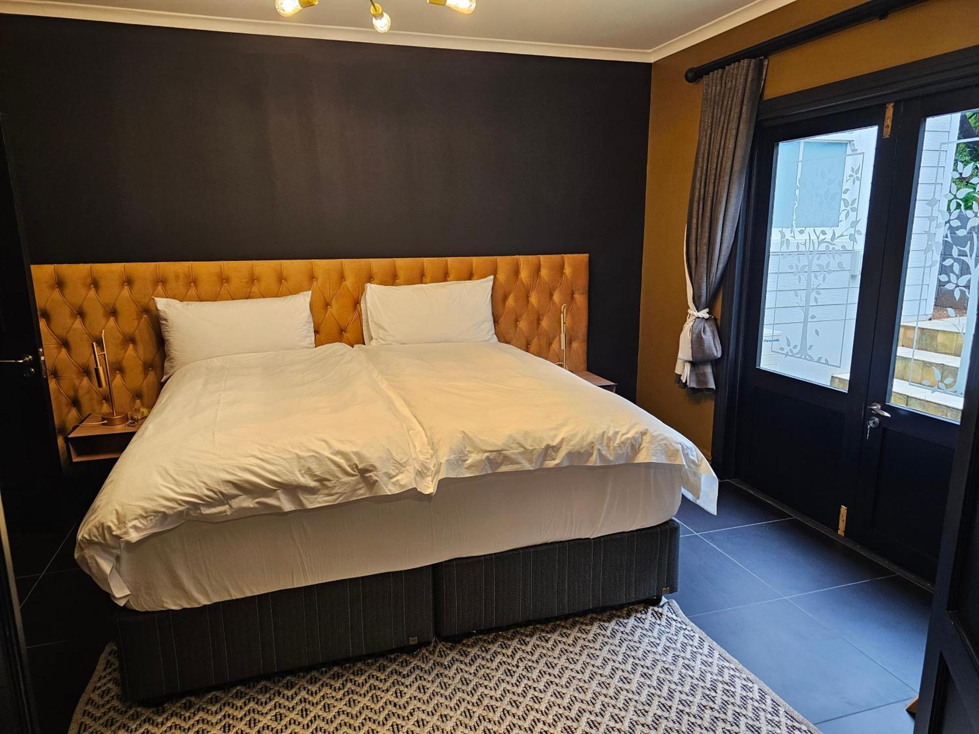 Die Heerenhuys Guest Suites ステレンボッシュ エクステリア 写真